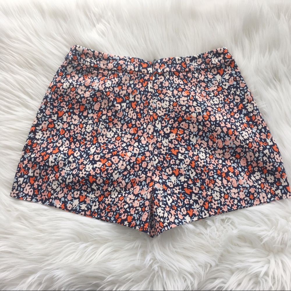 NWOT BCBGeneration Floral Pleated Front Shorts 4 S - Picture 3 of 8